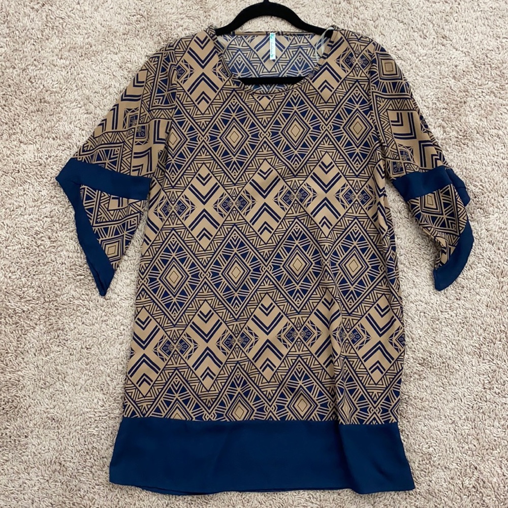 Small polyester mid length dress